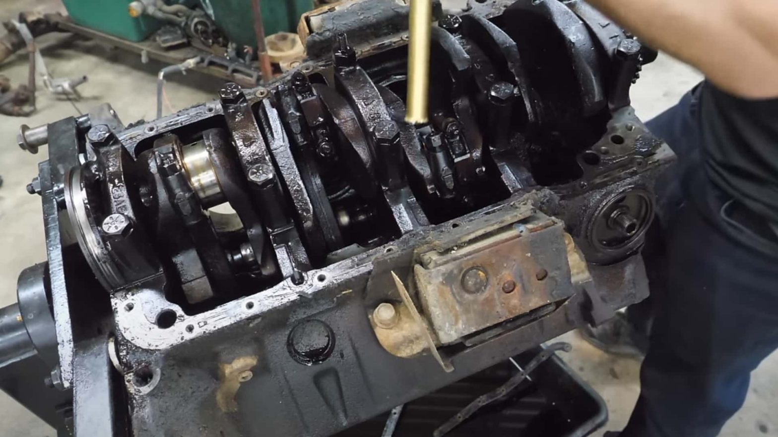 ویدیو نحوه کشتن موتور افسانه ای 5.8 لیتری ویندزور V-8 فورد را نشان می دهد